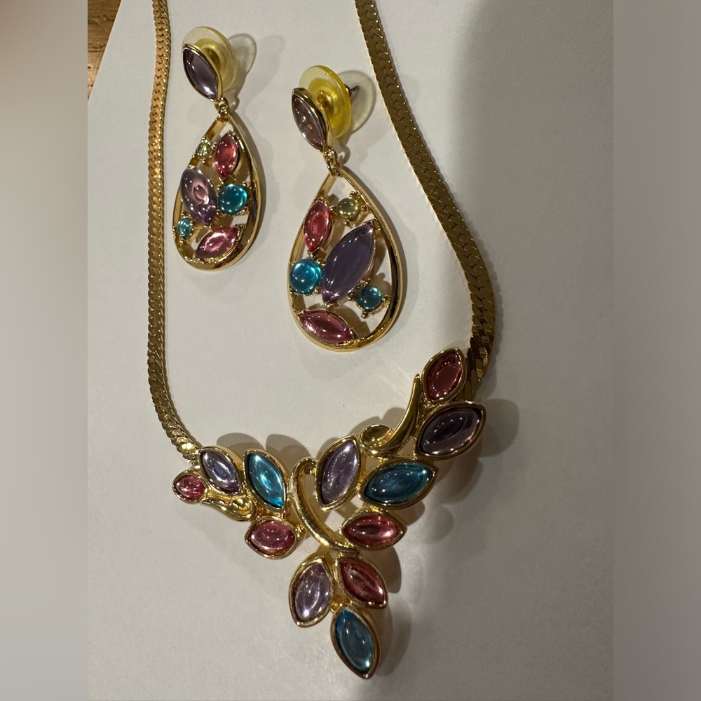Vintage Trifari tm gold tone leaf necklace and earring set